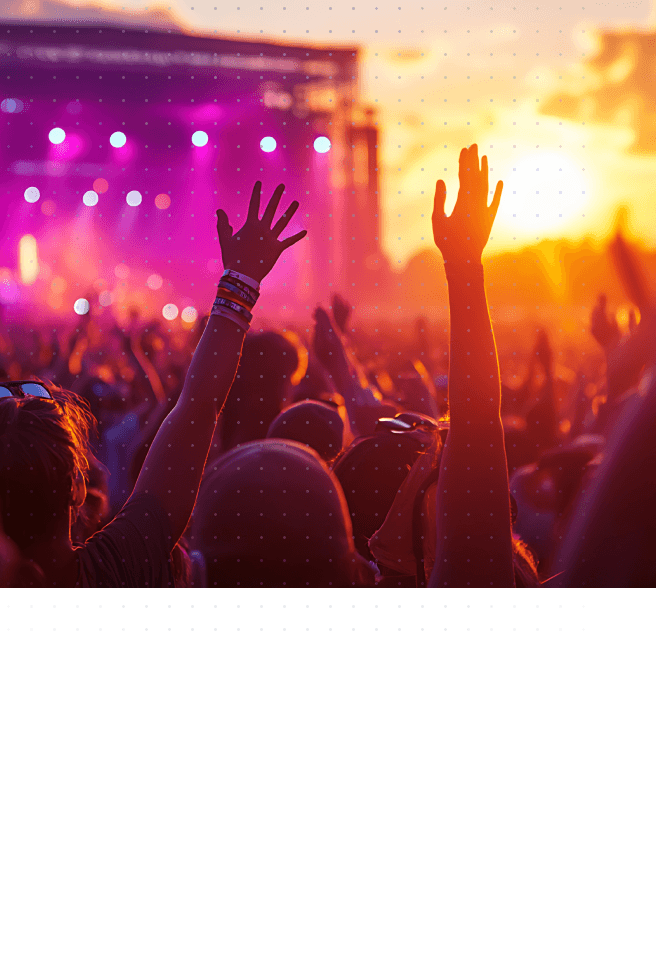 Público em um festival com as mãos levantadas